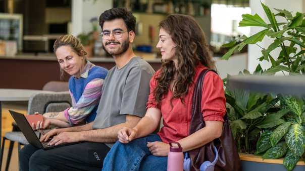 Studenten werken in een groep aan een opdracht met laptop