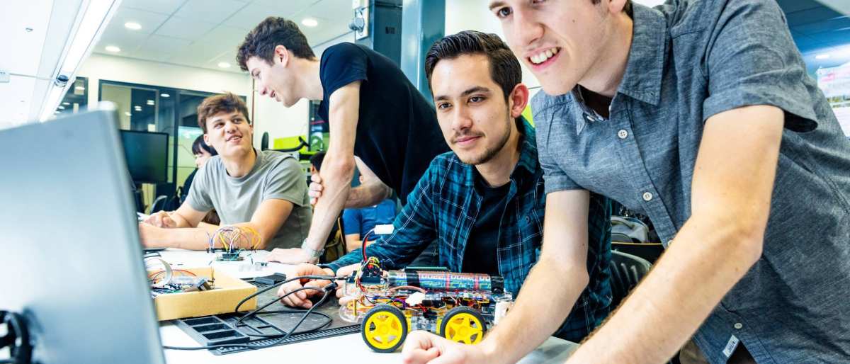 Embedded systems engineering studenten werken op het lab.