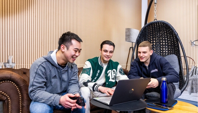 Studenten Logistics Management voltijd hebben overleg met de laptop erbij
