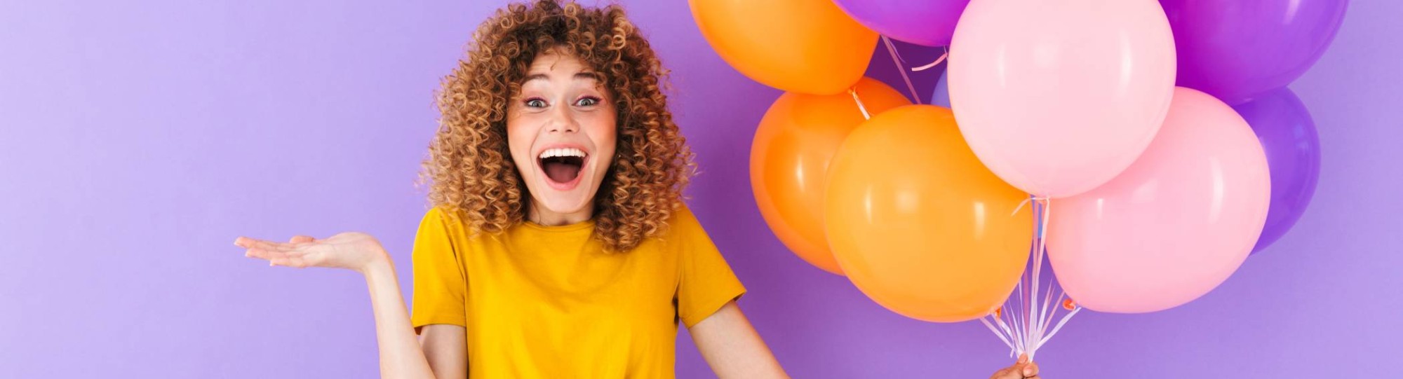 Foto meisje met ballonnen. Feestje Student Support Center 1 jaar. Juni23.