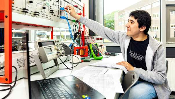 student elektrotechniek doet practicum