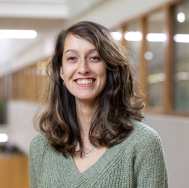 Grijze trui, haren los