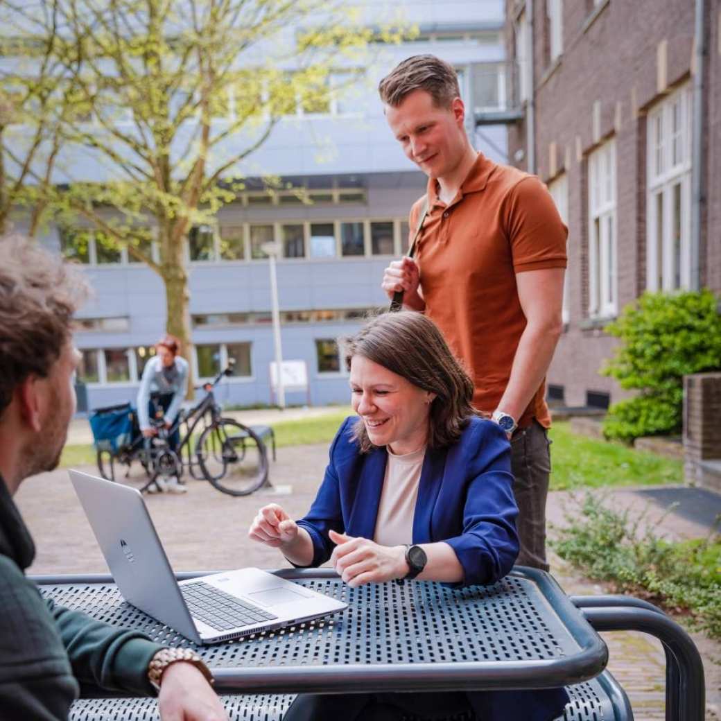 Learning & Development deeltijd, samenwerken, buiten, laan van scheut 10, laptop, 2022
