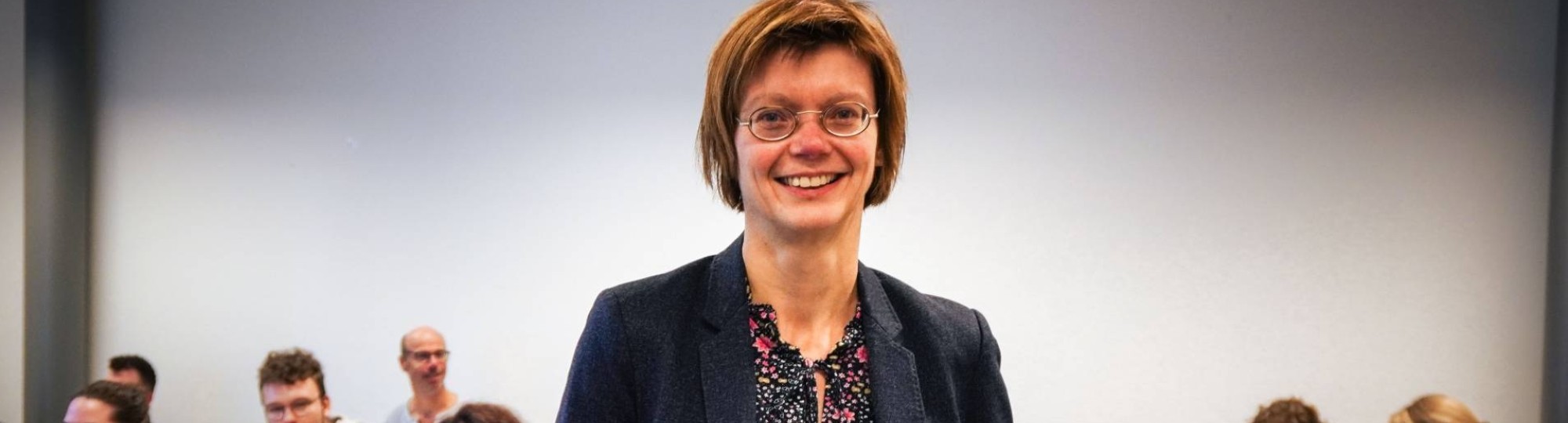 Coördinator Andrea Thiele van Master Molecular Life Sciences in een klas met studenten