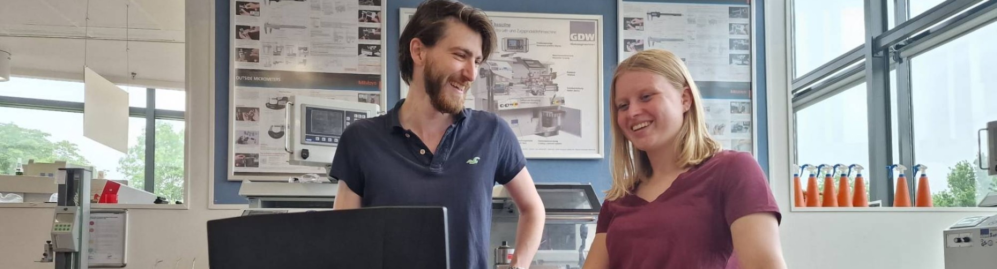 Sander en Laura in overleg in de werkplaats