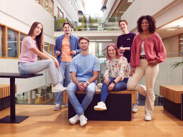 werving voltijd campagne, groepje studenten bij elkaar in K35