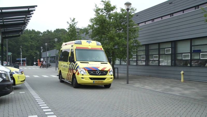 ambulance komt aan bij spoedeisende hulp van ziekenhuis