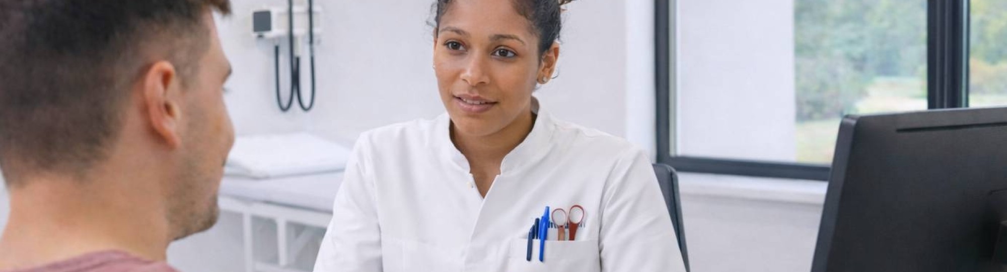 spraakgestuurd rapporteren in een ziekenhuis, client en arts in gesprek