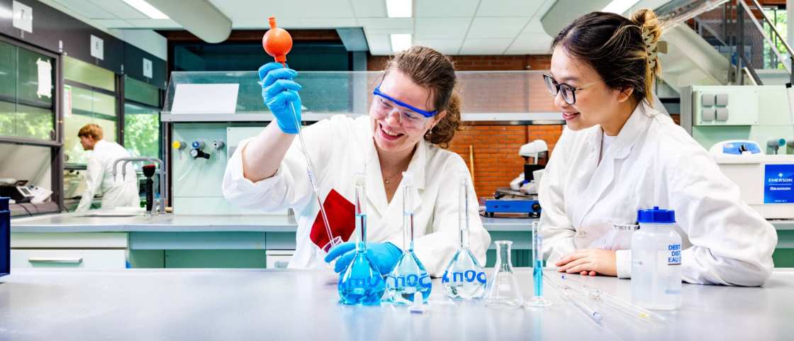 twee studenten in het lab pipetteren