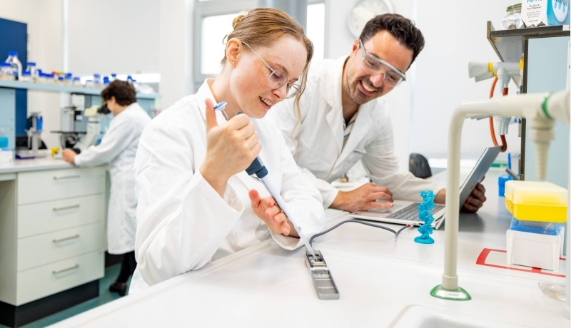 i2 cursisten DNA sequencing - NGS & TGS overleggen met docent bij een scherm.