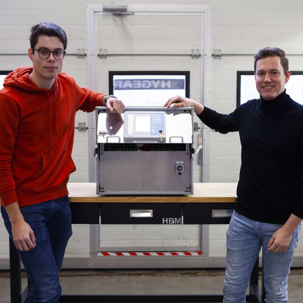 Reinier van Beijnum en Sam Degens met testkoffer. SEECE, SEE, TenneT, hoogspanning, testen, MIC, IPKW, Academie Engineering. Engineering en Automotive