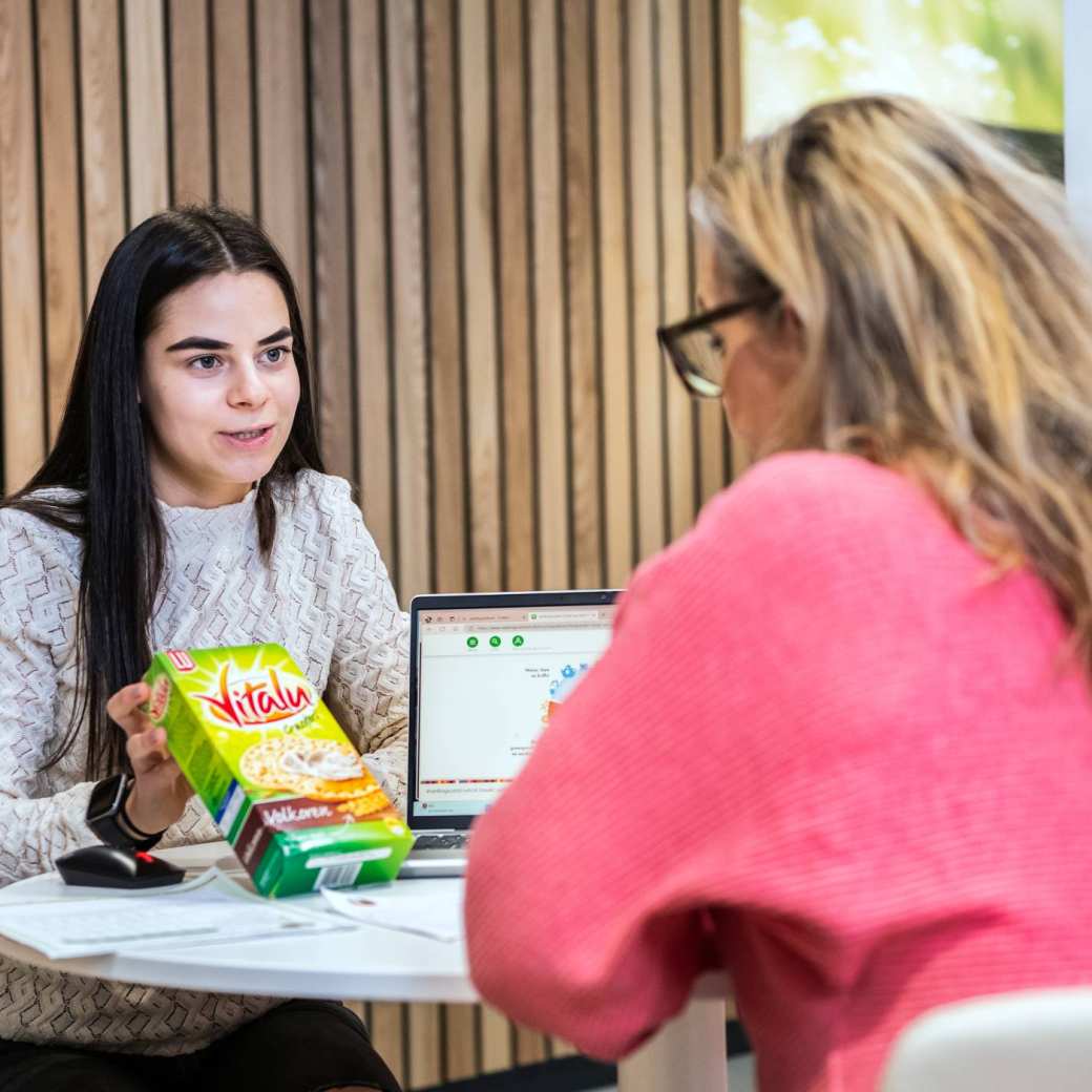 student geeft als dio uitleg aan cliënt