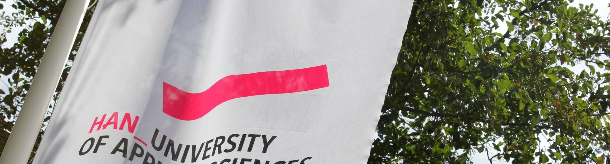 Witte vlag met HAN-logo