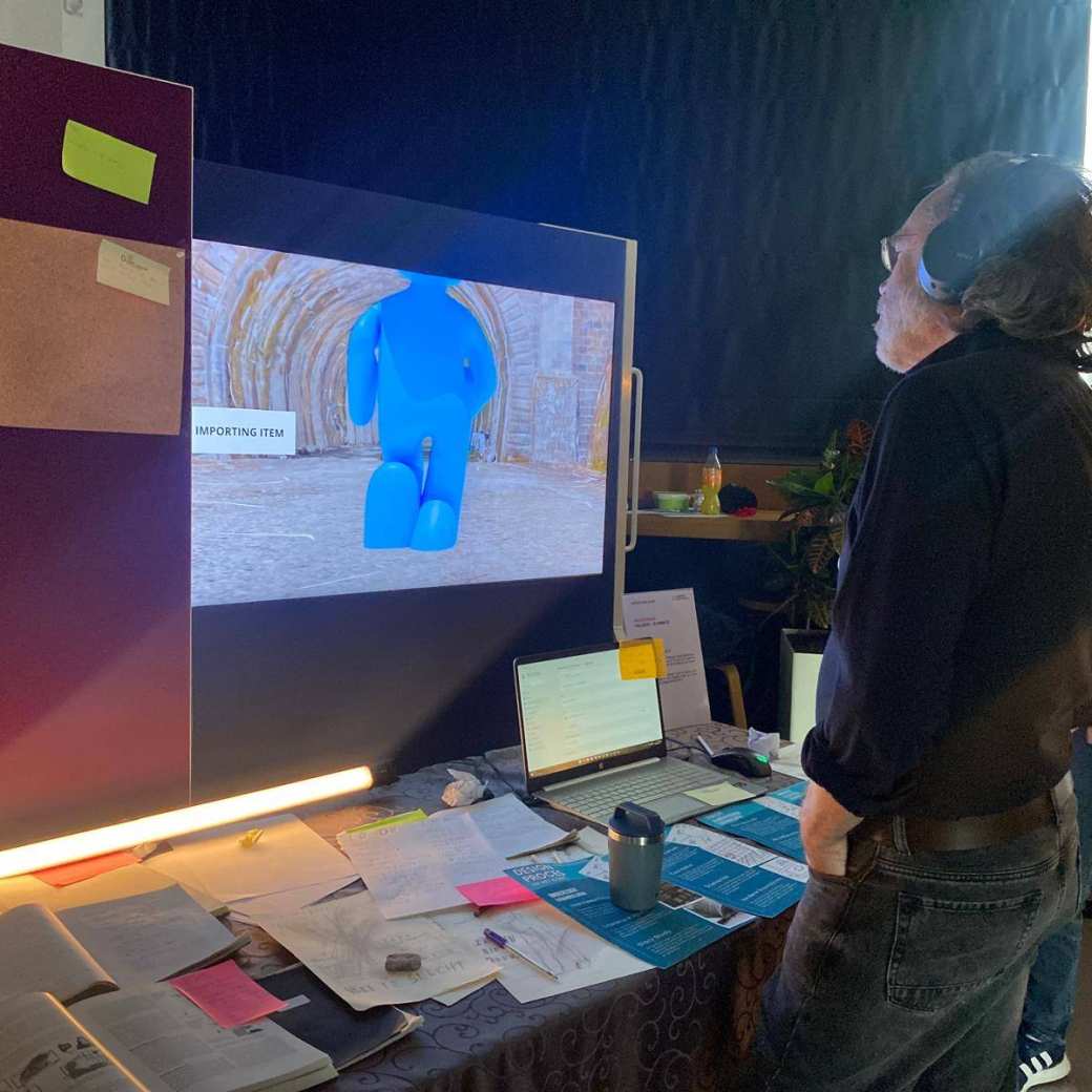 Bezoeker bekijkt het project van een student tijdens Open Up Your Talent