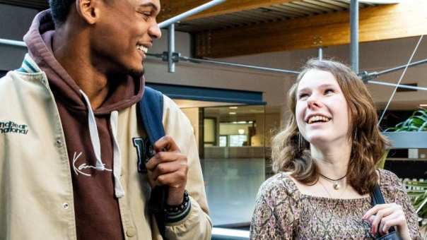Studenten Opleidingskunde lopen de trap af op de HAN in Nijmegen