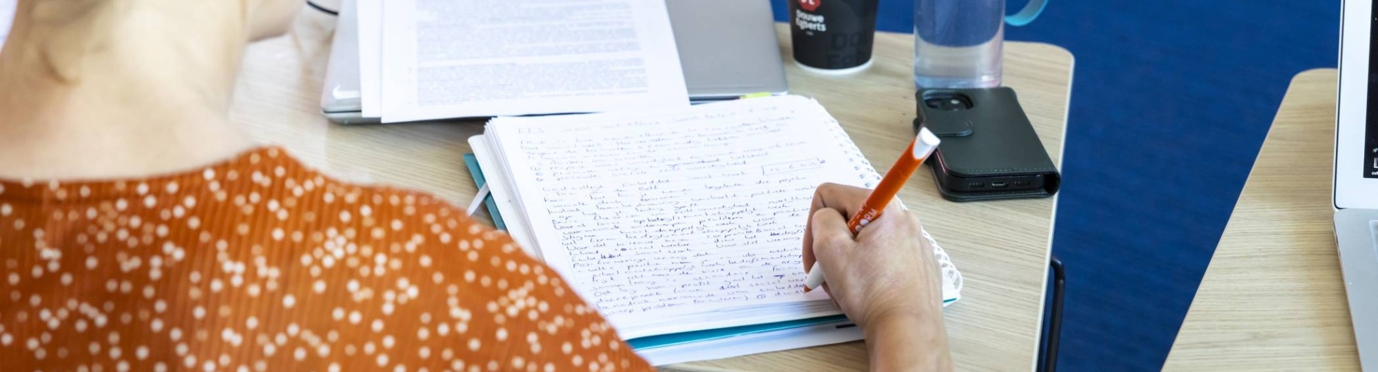 Een professional leest het onderzoek van het lectoraat Volwaardig Leven met Autisme.