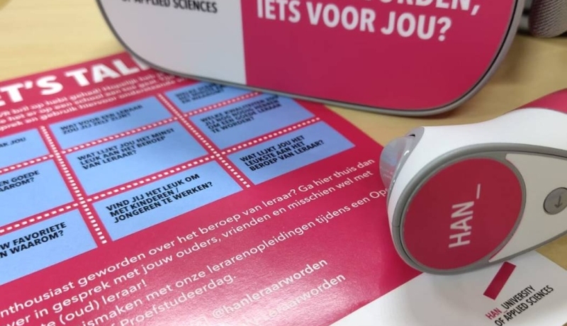 Foto van een VR Bril van de Teachers Experience die op middelbare scholen wordt gedaan onder begeleiding van studenten van onze lerarenopleidingen