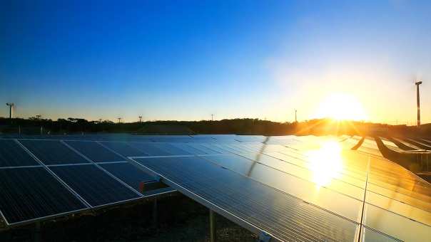 zonnepanelen met zonsopgang