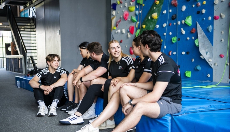 ALO-studenten klimmen op de klimwand bij de HAN