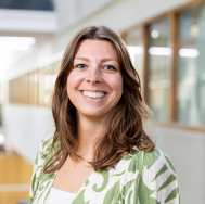 Portretfoto Robin Vermeulen, wit shirt, groen-witte blouse