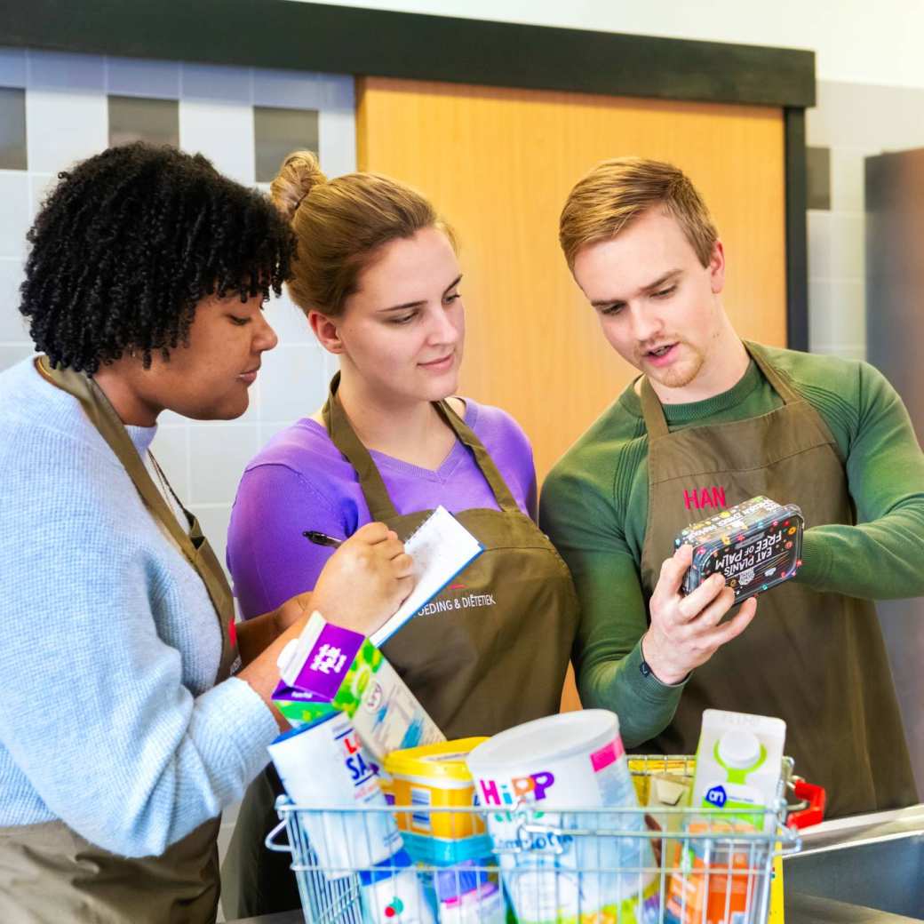 studenten lezen ingrediënten op achterkant voedselverpakking