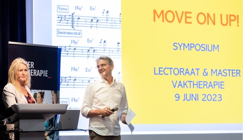Bart Engelen en Suzanne Haeyen openen het symposium Move on up! van de master vaktherapie en het lectoraat vaktherapie in de Gezondheidszorg op de han in Nijmegen