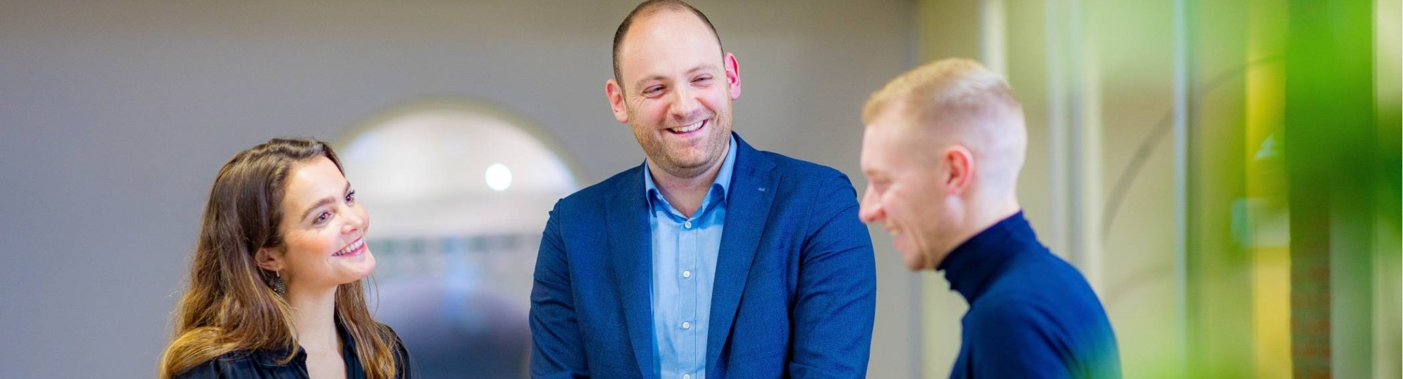 Studenten van de master Business Sales in overleg.