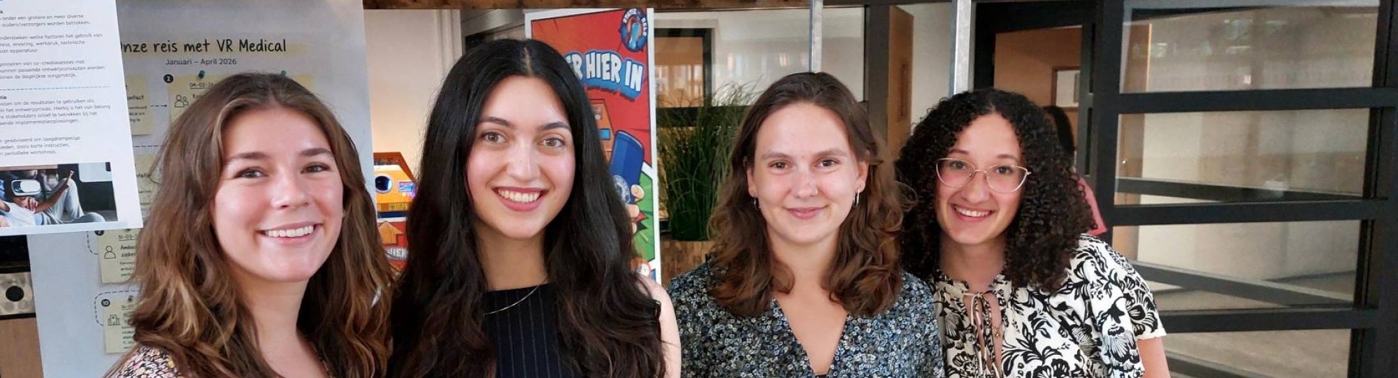 Studenten PZW op de presentatiemarkt vertellen over hun project over VR in de zorg