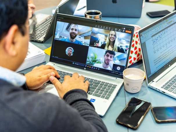 Master applied data science studenten hebben overleg via Teams