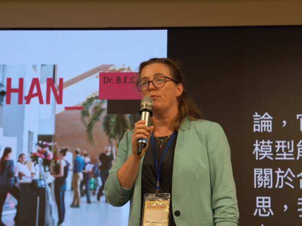 Docent-onderzoeker Bouwine Carlier presenteert op een conferentie in Taipei over bljven werken met psychische klachten