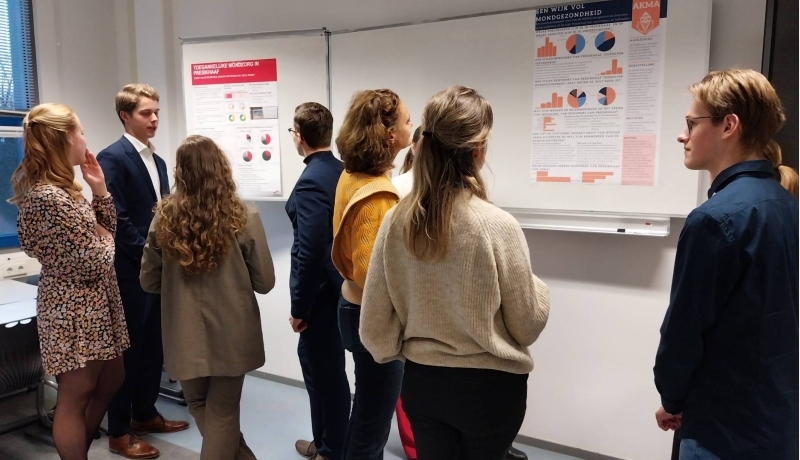 Groep mensen kijkt naar presentatieposters