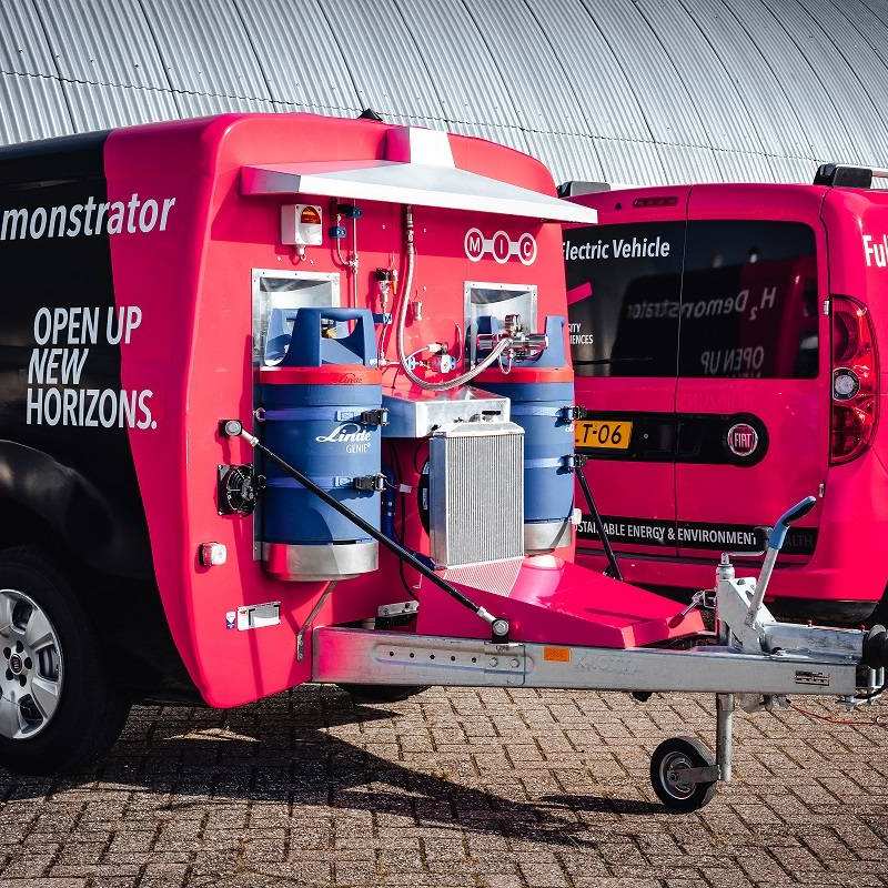 H2 Demonstrator.: een combinatie van een elektrische Fiat Doblo met aanhanger die wordt ingezet om uitleg te geven over waterstoftechniek