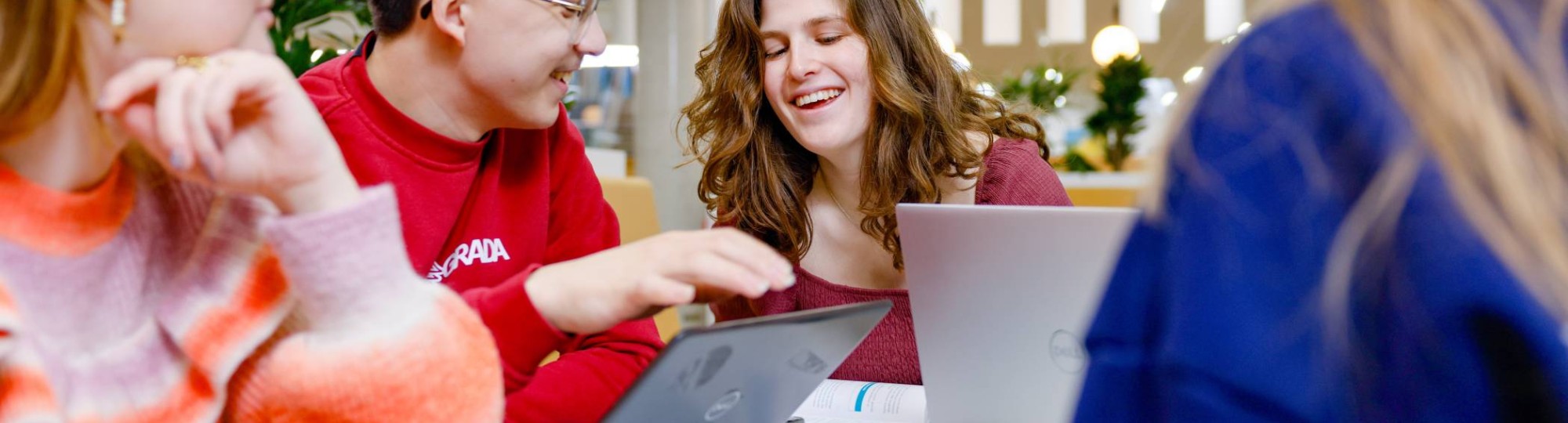 HAN Academie Educatie, Pabo, Pabo-ALO, ALPO, voltijd en deeltijd, studenten werken samen in studiecentrum en lachen, 2024
