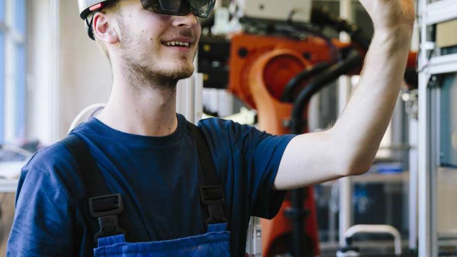 Man / student werkt met AR bril op. Virtual reality in een productieomgeving. 