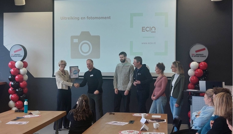 Aly Smelt neemt het certificaat voor de meest inclusieve hbo-website in ontvangst