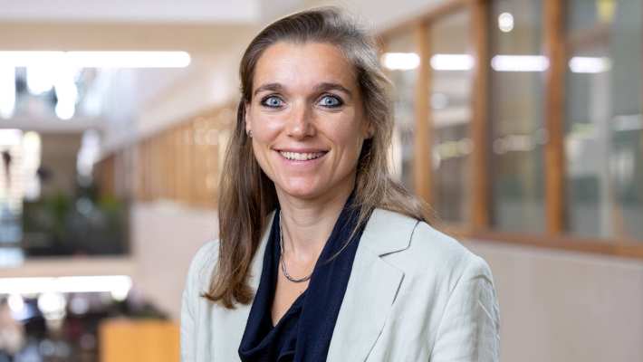 Zwarte blouse, wit jasje