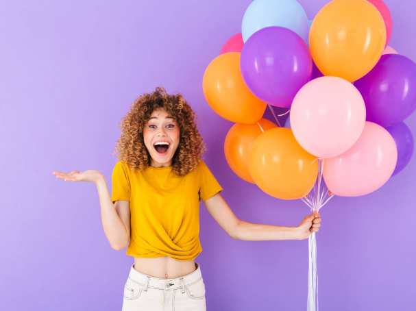 Foto meisje met ballonnen. Feestje Student Support Center 1 jaar. Juni23.