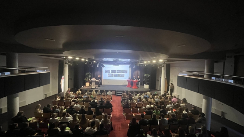 Groothoeklens-foto van de plenaire sessie met mbo-scholieren, voor de mbo-hbo proefstudeermiddag van Educatie en Mens en Maatschappij op 7 maart 2024