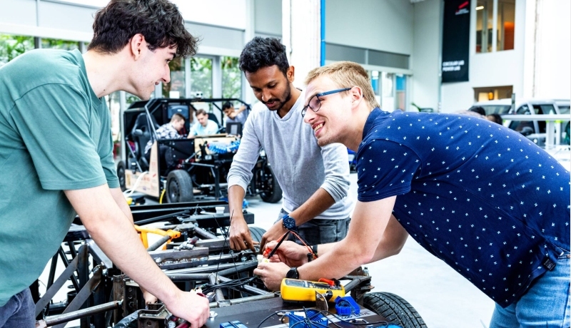 Studenten van de master Engineering Systems Automotive Systems doen metingen aan de MORE Vehicle.