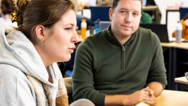 AMM LLO studente Lot licht iets toe aan medestudenten