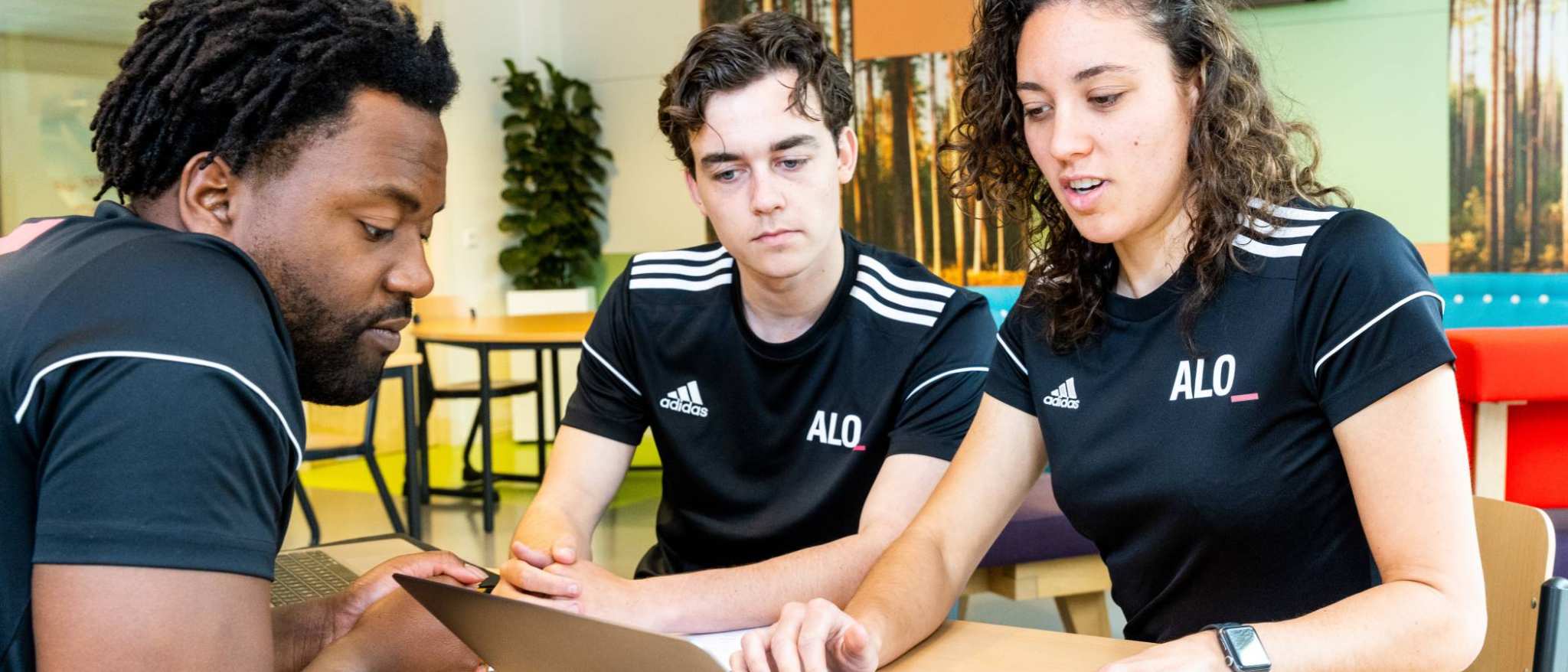 alo-deeltijd_studenten-laptop-tafel4_2022