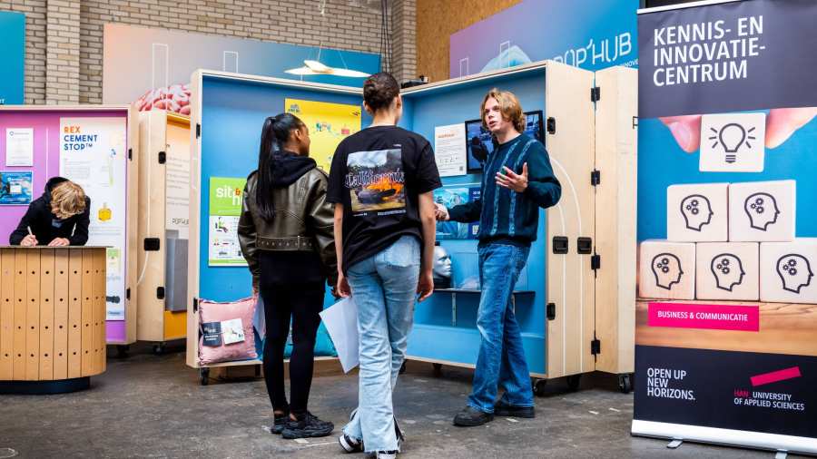 Student-ondernemers geven uitleg over innovaties die tentoongesteld worden in de PopHub onderdeel van het Ondernemerslab Nijmegen
