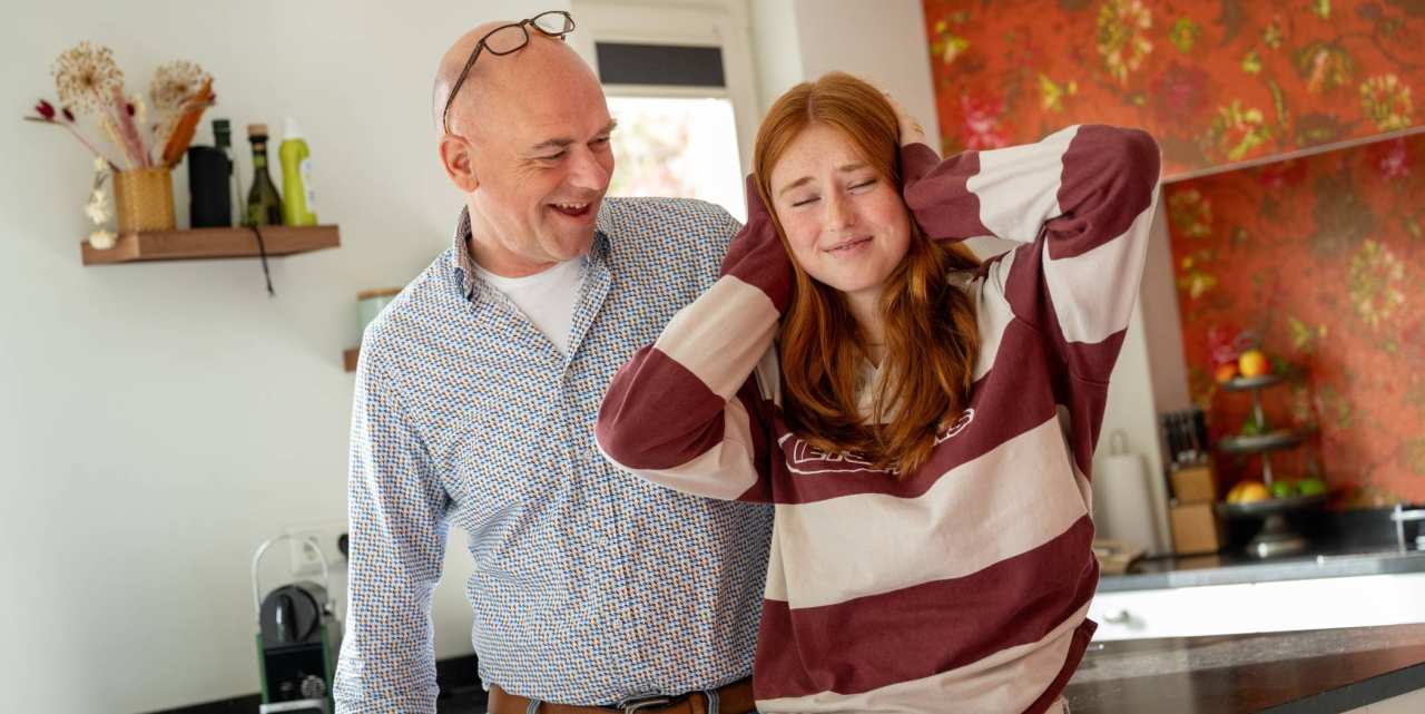 vader helpt dochter bij studiekeuze