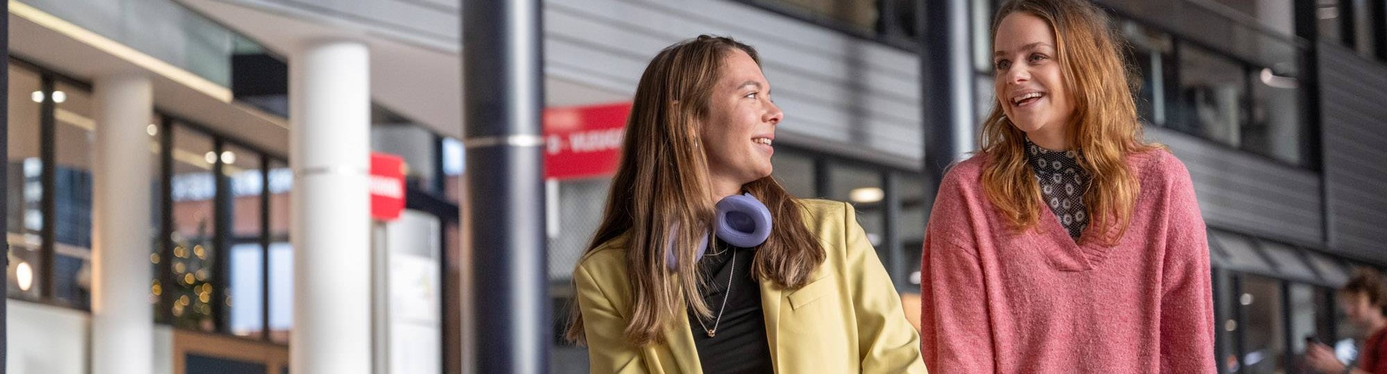 2 masterstudenten praten met elkaar bij de HAN.