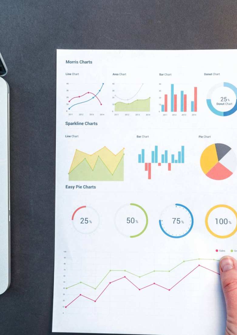 Deelnemer bezig met data analyse op laptop. 