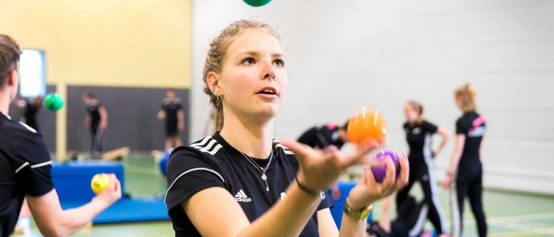een student aan het sporten in de sporthal