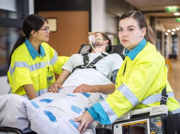 Studenten BMH met ambulance