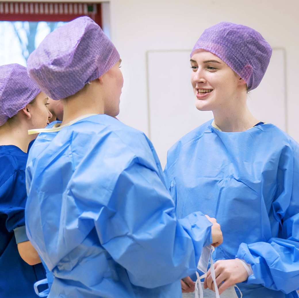 Studenten zijn aan het overleggen aan een tafel