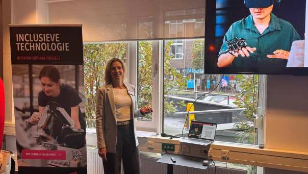 Onderzoeker van het lectoraat Human Capital Innovatie geeft een presentatie over het project Inclusieve Technologie