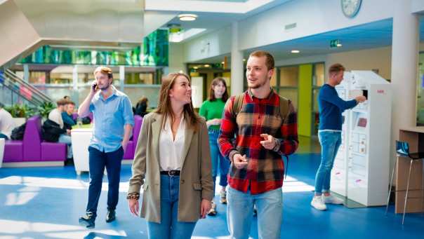 Studenten lopen door het gebouw